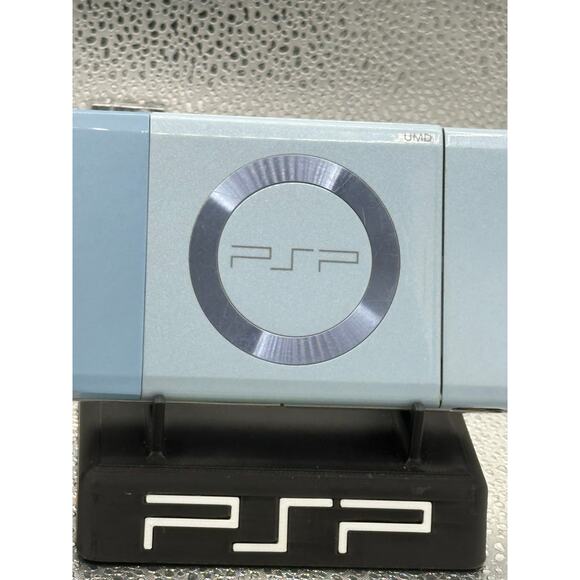 Light blue psp 2000 w/charger & new battery - Picture 3 of 8